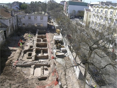 A unidade de produção de preparados de peixe da Casa do Governador da Torre de Belém, Lisboa , em curso de escavação (fotografia de escavação Era, arqueologia, s.a.). 